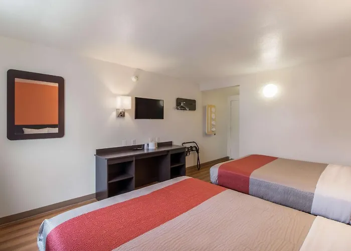 6-fargo, Nd - West Acres - North 4* Fargo